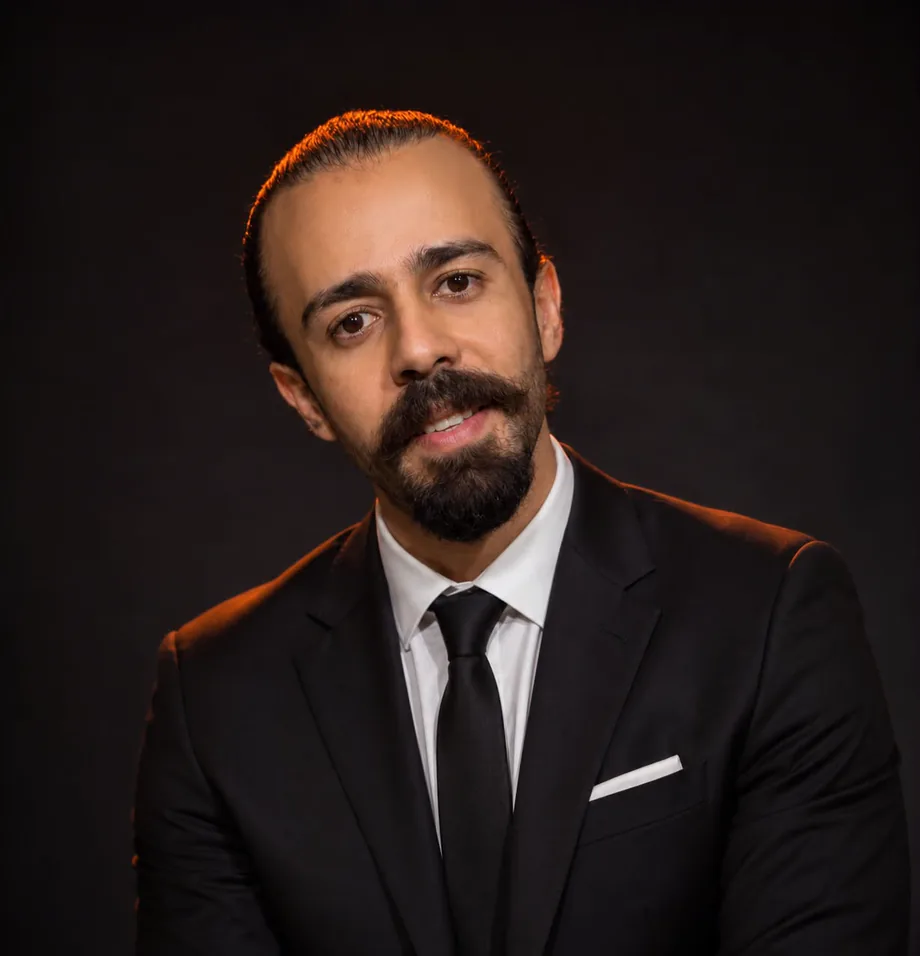 Portrait de Yassine Brirmi, formateur en business et marketing digital.