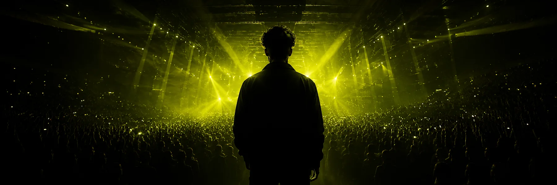 Après DCB : la même silhouette face à une salle de concert illuminée